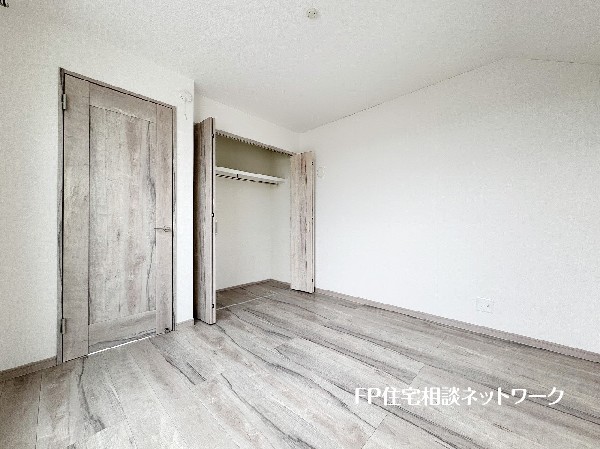 収納力が豊富な大型クローゼット。普段着やスーツはもちろんのこと、コート類などもしっかり掛けられます。