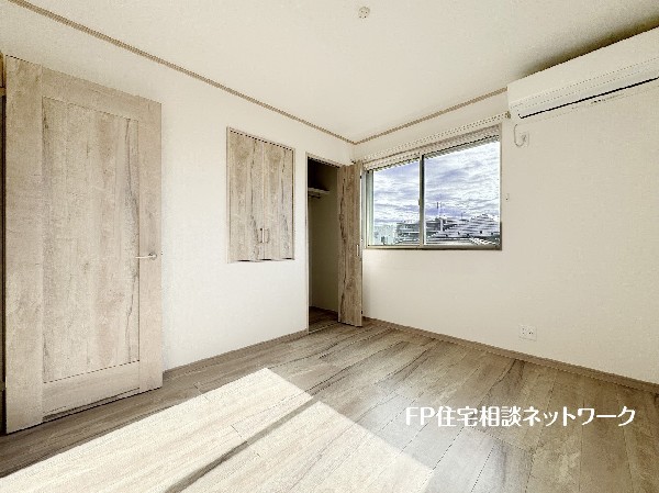 光を取り込みやすい2面採光の居室は日当良好。クローゼットの完備で収納スペースも十分。