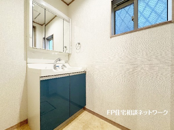 鏡の裏に収納棚を確保した三面鏡を採用。化粧品や歯ブラシなどを機能的に収納。