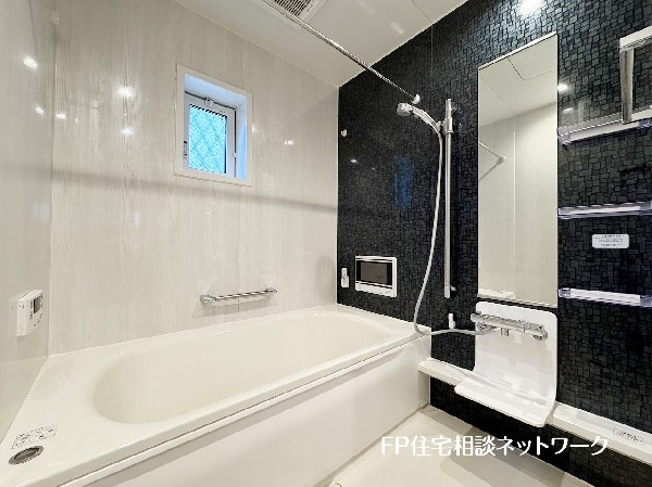 ゆったりとくつろげる綺麗な浴室。時間短縮でシャワーだけの方も多いですが、一日の疲れを癒すため湯船に浸かれば心身ともにリラックス。