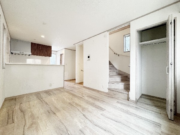 大切な家族が集まるからこそLDKにはこだわりたい。日当たりのよい広いＬＤＫを、子供たちが元気に走り回っている姿を見た時「広い家にして良かった」と思う。