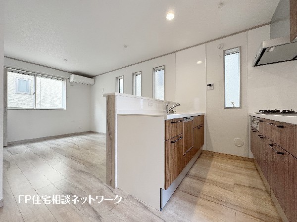 大きいシンクは一度に沢山の洗い物が可能。広いので、調味料などをディスプレイし、お洒落なキッチンを演出してみてはいかがでしょうか。