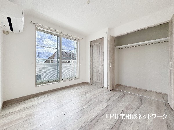 全居室には大型の収納クローゼットを完備。普段使いのお洋服や小物はもちろん、季節物のお洋服などもしっかりと整理整頓出来る。居室空間を隅々まで使えるのが嬉しい。