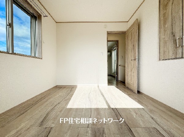 シックな色合いを基調にしたフローリングは心地よく飽きのない色合いで、カーテン、家具などのインテリアを合わせやすいのもうれしい。