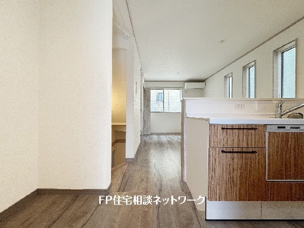 リビングで遊ぶお子様を見守りながらお料理が出来る対面式カウンターキッチンは、料理をしながらご家族との会話を楽しめます。毎日のお料理も楽しくなりますね。