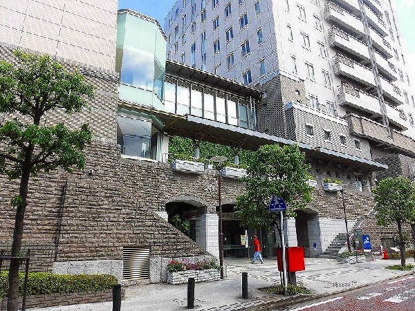 周辺環境:多摩区役所（市民館図書館）(何気に訪れる機会がある区役所。引越し時には各種転入手続が必要ですし、子育てには支援や健康診断でバックアップがあります。)