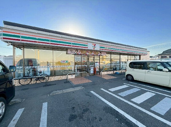 周辺環境:セブンイレブン川崎布田店(24時間営業で食品や日用品、ATMサービスまで利用可能。忙しい共働き家庭でも安心して暮らせる環境です。)