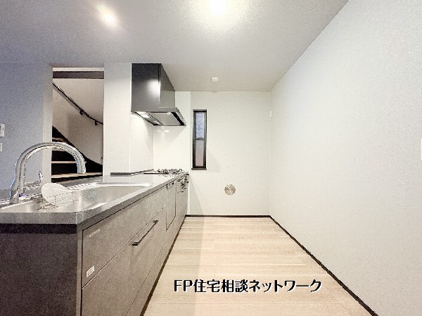 【キッチン】  スタイリッシュなシステムキッチンを採用。作業スペースが広く、収納も豊富で調理が快適。家族との会話が弾む対面式で、毎日の家事を心地よく支えます。