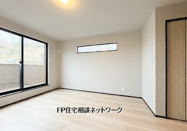 【洋室│8.2帖】  ダブルベッドやキングサイズのベッドを置いても十分なゆとりのある8.2帖の広さ。ドレッサーやワークデスクを配置しても窮屈にならず、好みのレイアウトを楽しめます。