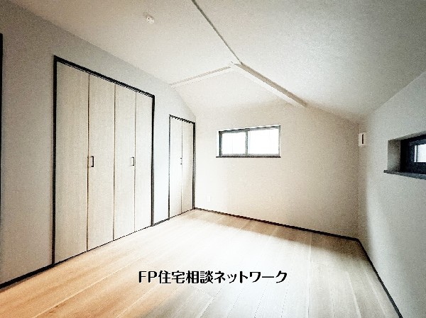 【洋室│6帖】  屋根の形状を活かした勾配天井（こうばいてんじょう）により、縦方向への広がりを感じられる開放的な空間です。お洒落な梁（はり）がアクセントになり、子供部屋や趣味の部屋としてもご利用いただけます。