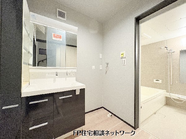 【洗面脱衣室】  清潔感ある洗面室とゆったり寛げる浴室を配置。三面鏡収納で身支度も快適、浴室乾燥機付きで天候を問わず洗濯可能。毎日の暮らしを支える水回りです。