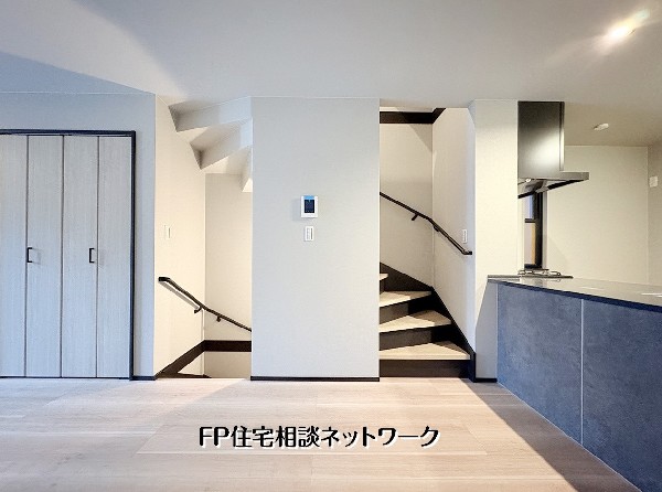 【リビングイン階段】  家族の動線が自然に交わる2階LDKのリビングイン階段。外出や帰宅時も顔を合わせやすく、開放感ある空間設計でコミュニケーションが深まる住まいです。