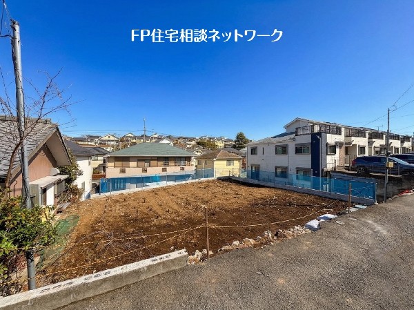 外観:四季を通じて自然と触れ合えるスポットが周辺には盛りだくさん！お散歩やジョギング、週末のご家族での遊びに最適です。目の前に広がる開放感とゆとり、暮らしの夢を育む理想の住まいがここにはあります。