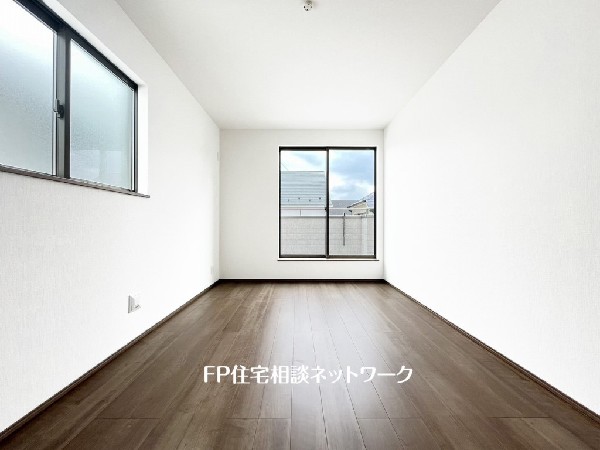 2面採光でお部屋の隅々まで明るい印象の居室。おひさまの光を、爽やかな風をたっぷりと取り込めます。居室内はいつも明るいので、毎日の生活も自然と明るくなりますね。