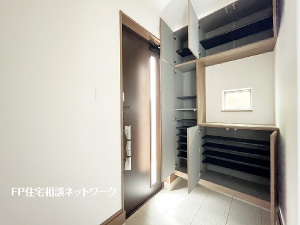 散らかりがちな玄関をスッキリと保てる玄関収納は、家の中に入る時一番最初に目に付く場所だからこだわりたい。落ち着いた色目が、室内のカラーやデザインと調和。