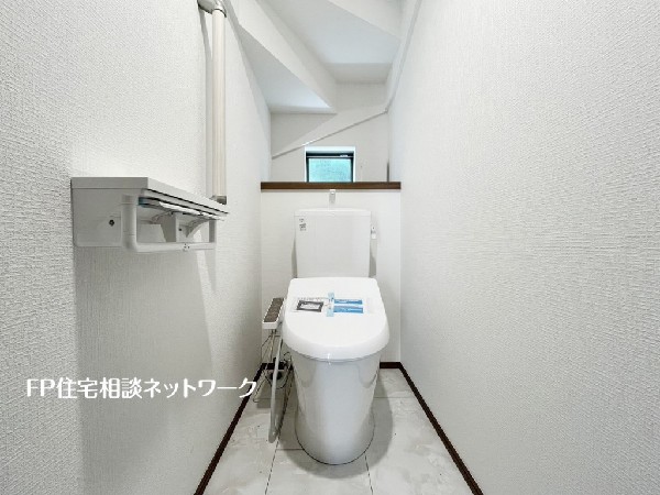 ウォシュレット、暖房便座機能付のトイレです。従来型に比べ節水効果があり、お手入れもしやすいので、家計も家事の負担も軽減してくれます。