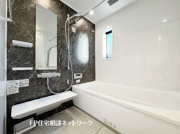 【プラン例　建物価格1650万円　建物面積99.78m2】ゆったり入れる一坪バス。足を伸ばして入れるサイズは一日の疲れを癒すのに嬉しい広さ。お子様と一緒の入浴でも充分な広さです。