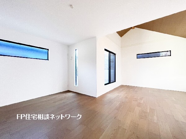 【プラン例　建物価格1650万円　建物面積99.78m2】家族だんらんのスペースとなるリビング。家具の配置がしやすい広さを確保しつつ、光が取り込めるこだわりの間取りです。