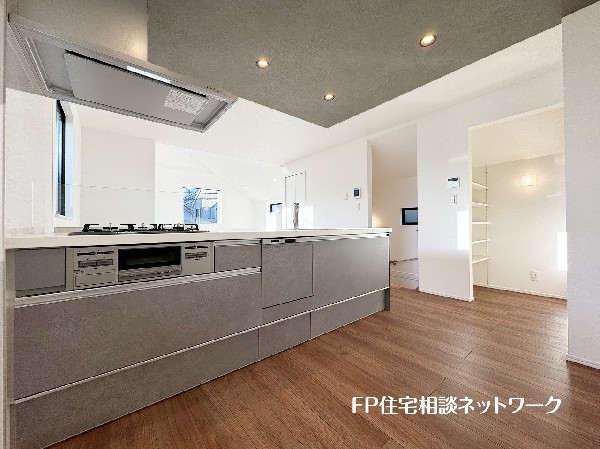 【プラン例　建物価格1650万円　建物面積99.78m2】毎日使うキッチンが綺麗で清潔ならお料理を作るのも楽しくなりますよね。機能性とデザイン性を兼ね備えた嬉しいキッチン。