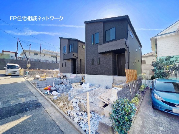 外観:【プラン例　建物価格1650万円　建物面積99.78m2】縦横に配し、シンプルながらも美しい立体感、陰影が映し出す、豊かな個性
