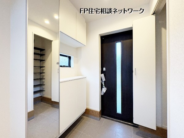 【玄関】  玄関には大容量の収納とシューズインクローゼットを採用。靴やアウトドア用品までスッキリ収まり、来客時も整った印象に。暮らしの快適さを高める嬉しい仕様です。