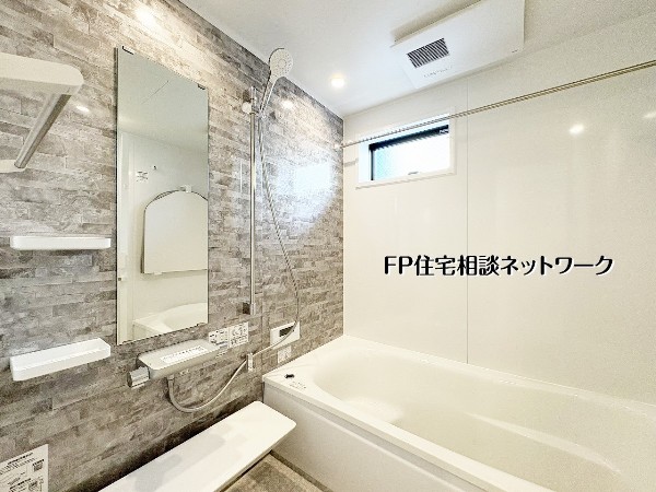 【浴室】  石目調パネルが上質な雰囲気を演出する浴室。窓付きで湿気がこもりにくく、浴室乾燥機も備えた快適仕様。ゆったりとくつろげるバスタイムを叶えます。