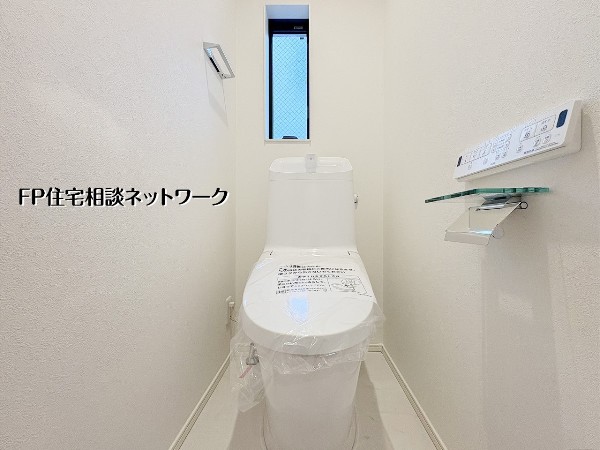 【トイレ】  窓付きで採光と換気に優れたトイレ空間。温水洗浄便座や壁リモコンを採用し、使い勝手にも配慮。清潔感のある内装で日常がより快適に。