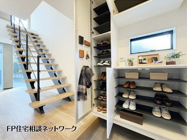 【シューズボックス】  本画像はAIがCGで靴作成しており、実際の現地に靴は設置されておりません。また、販売価格に靴等は含まれておりません。