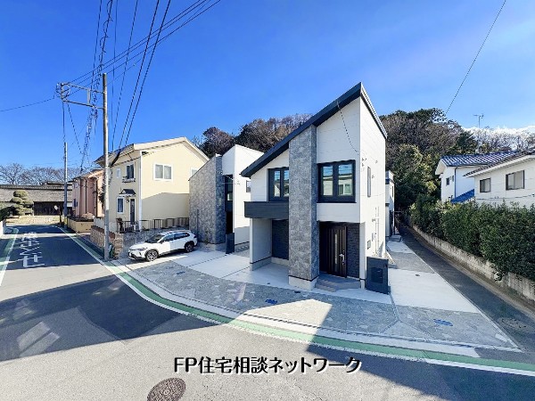 外観:【外観】  ゆとりの前面道路と広々カースペースで駐車もスムーズ。モダンで重厚感のある外観が街並みに映えます。陽光が降り注ぐ明るい住環境と、デザイン性の高い住まいで心地よい新生活を始めませんか。