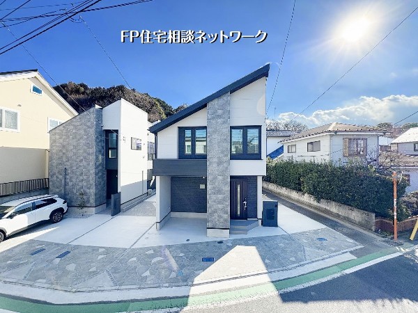 外観:【外観】勾配屋根が印象的なモダンデザイン。街並みに調和しながらも個性を放つ佇まいが魅力。ゆったり駐車ができるスペースも備えた、暮らしに余白のある新邸。