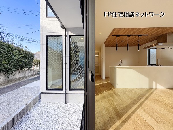 外観:【LDK│庭】  キッチンからリビング、庭まで視界が抜け、広々とした開放感が魅力。光と風が通り抜ける心地よい空間で、家族との会話も弾みます。四季折々の表情を見せる庭の景色が、日々の暮らしを豊かに彩ります。