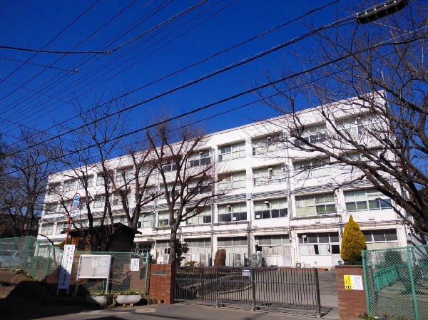 周辺環境:樽町中学校(確かな学力、豊かな心、健やかな体、公共心と社会参画意識、国際社会に寄与する開かれた心、を磨いていく。)