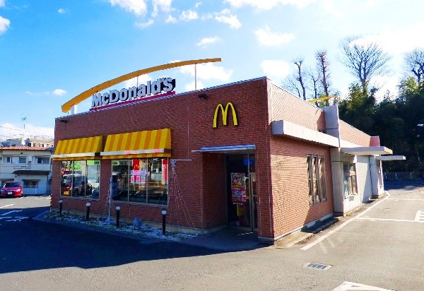 周辺環境:マクドナルド川崎初山店(無料の駐車スペースが32台ありますので車での来場も便利。)
