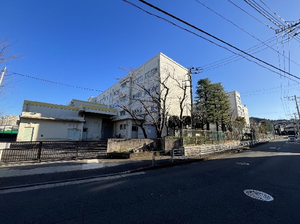 周辺環境:長津田第二小学校　(お子様が一日の中でも長い時間を過ごす小学校。のびのびと過ごし、どんどん成長していくお子様の姿が目に浮かびます。)