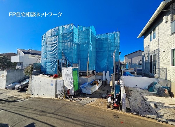 外観:南側は隣地のカースペースとなっており、建物が隣接していないので解放感はもちろん、太陽の日差しが降りそそぐ明るい住宅です。