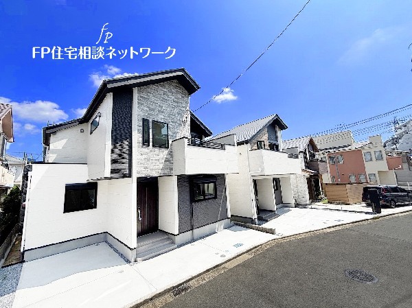 外観:【類似外観同仕様】施工例のため分譲中の建物とは外壁、屋根開口部等の形状・仕様が異なります