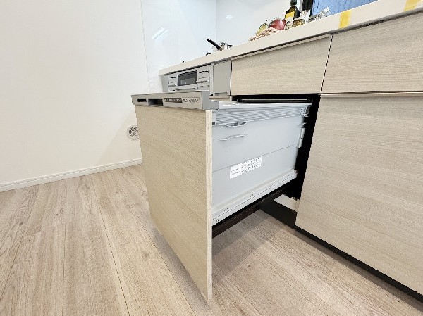 手間をかけずに食後の後片付けができる食器洗乾燥機。食器の出し入れがスムーズなスライドタイプ。節水効果だけでなく、効率的に洗い物を配置できるようにラックがついています。