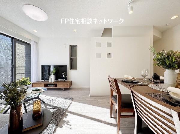 家族だんらんのスペースとなるリビング。家具の配置がしやすい広さを確保しつつ、窓が多い設計は色々な角度から光が取り込めるこだわりの間取りです。