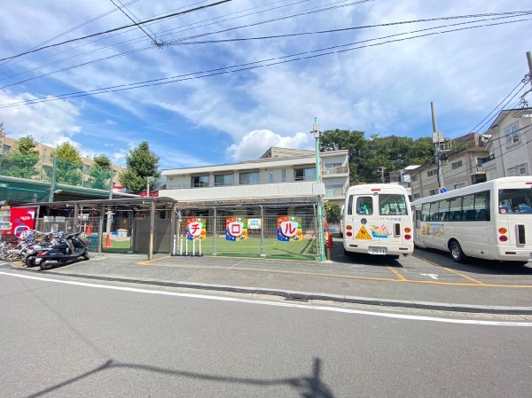 周辺環境:チロル幼稚園(緑の青松に囲まれた望ましい教育的環境の中に保育室、園庭、遊具、保健的見地から検討した衛生施設、幼児が十分活動し、すくすく成長できる。)