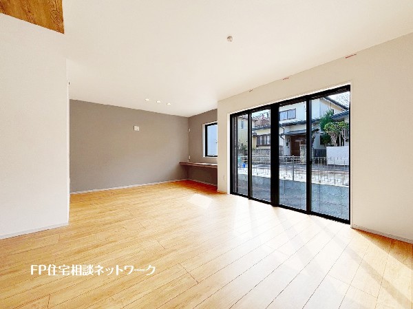 オープンな空間を生み出す、広がりとゆとり。家族と過ごす時間を大切にしたい方にぴったりのゆとりある住空間です。日差しがリビングの隅々までしっかりと届きます。