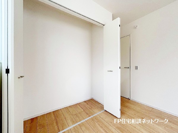 収納力が豊富な大型クローゼット。普段着やスーツはもちろんのこと、コート類などもしっかり掛けられます。奥行きもあり、部屋がスッキリしますね。