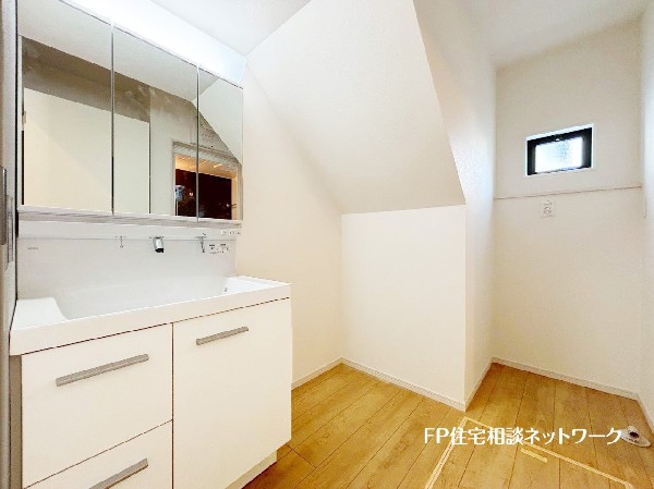 鏡の裏に収納棚を確保した三面鏡を採用。化粧品や歯ブラシなどを機能的に収納。また、三面鏡の本当の利点は三枚の鏡を合わせることで、頭の側面や背面が見れること。