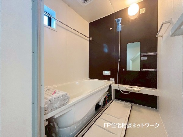 ゆったり入れる一坪バス。足を伸ばして入れるサイズは一日の疲れを癒すのに嬉しい広さ。お子様と一緒の入浴でも充分な広さです。