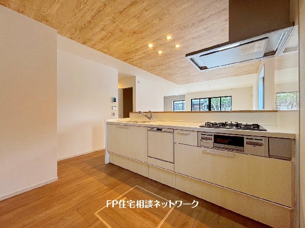 新しいキッチンは食事の支度も楽しく出来る。お手伝いをしてくれるお子様と並びながら準備や片付けが出来るキッチンは、ご家族のコミュニケーションを育む場として活躍します。