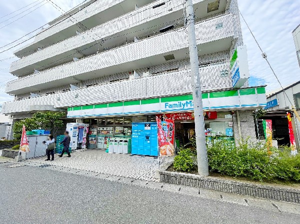 周辺環境:ファミリーマート柿生駅北口店(人気のファミチキをはじめ、スナックメニューも大人気です。)