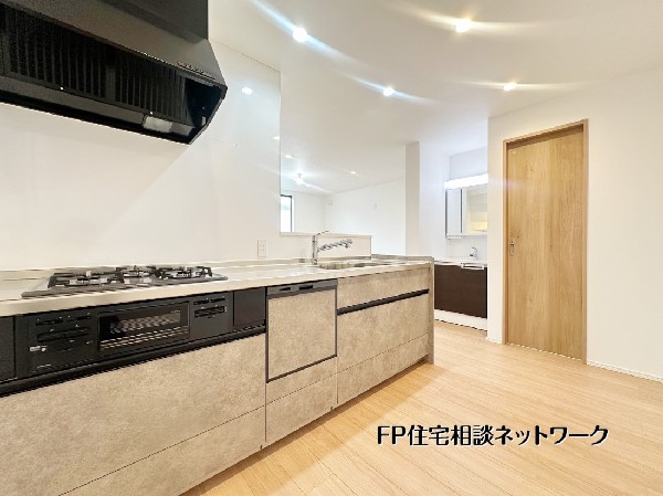 【キッチン】への動線も良く、忙しい毎日の家事をサポートします。リビング階段のある明るい空間で、家族との時間を大切に過ごせる住まいです。