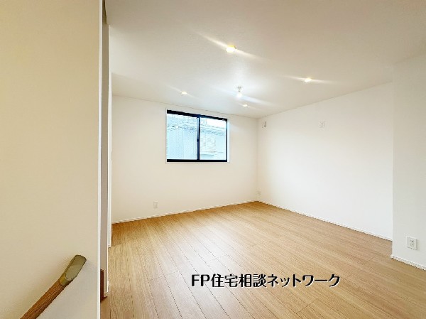 【LDK】  整った壁面と奥行きある空間で、ベッドやソファも配置しやすく使い勝手◎。窓からの採光が心地よく、明るい時間が長く楽しめる一室です。