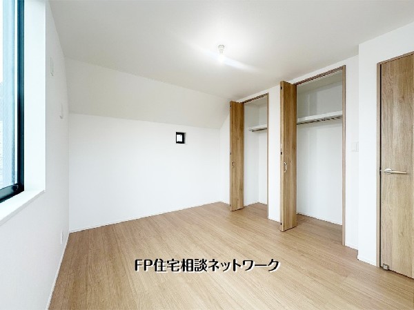 【洋室│7.2帖】大きなクローゼットが2つあるので、お部屋をすっきり保てます。白を基調とした明るい室内は、どんな家具とも相性抜群。