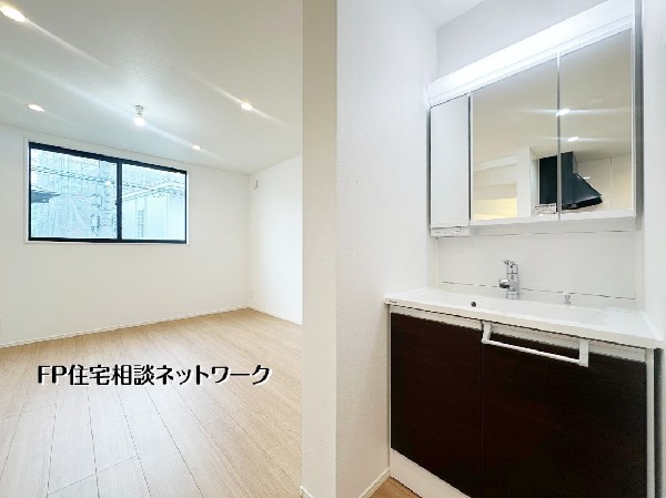 【洗面所】  洗面へすぐアクセスできる動線で、子どもの身支度や家族の朝支度もスムーズに。広さを確保した洋室は家具配置もしやすく、多目的に使えます。