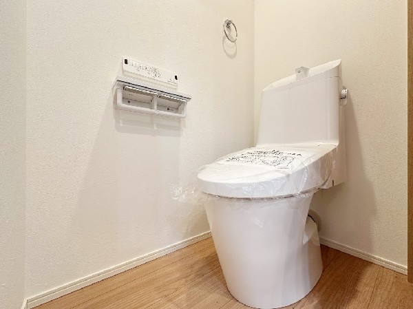 【トイレ】  清潔感あふれるトイレ空間。ウォシュレットや手洗い付きで使い勝手も◎。毎日使う場所だからこそ、気持ちよく過ごせる設備が嬉しいポイントです。